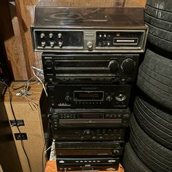 Bunch Of Receivers House, Stereos Amps