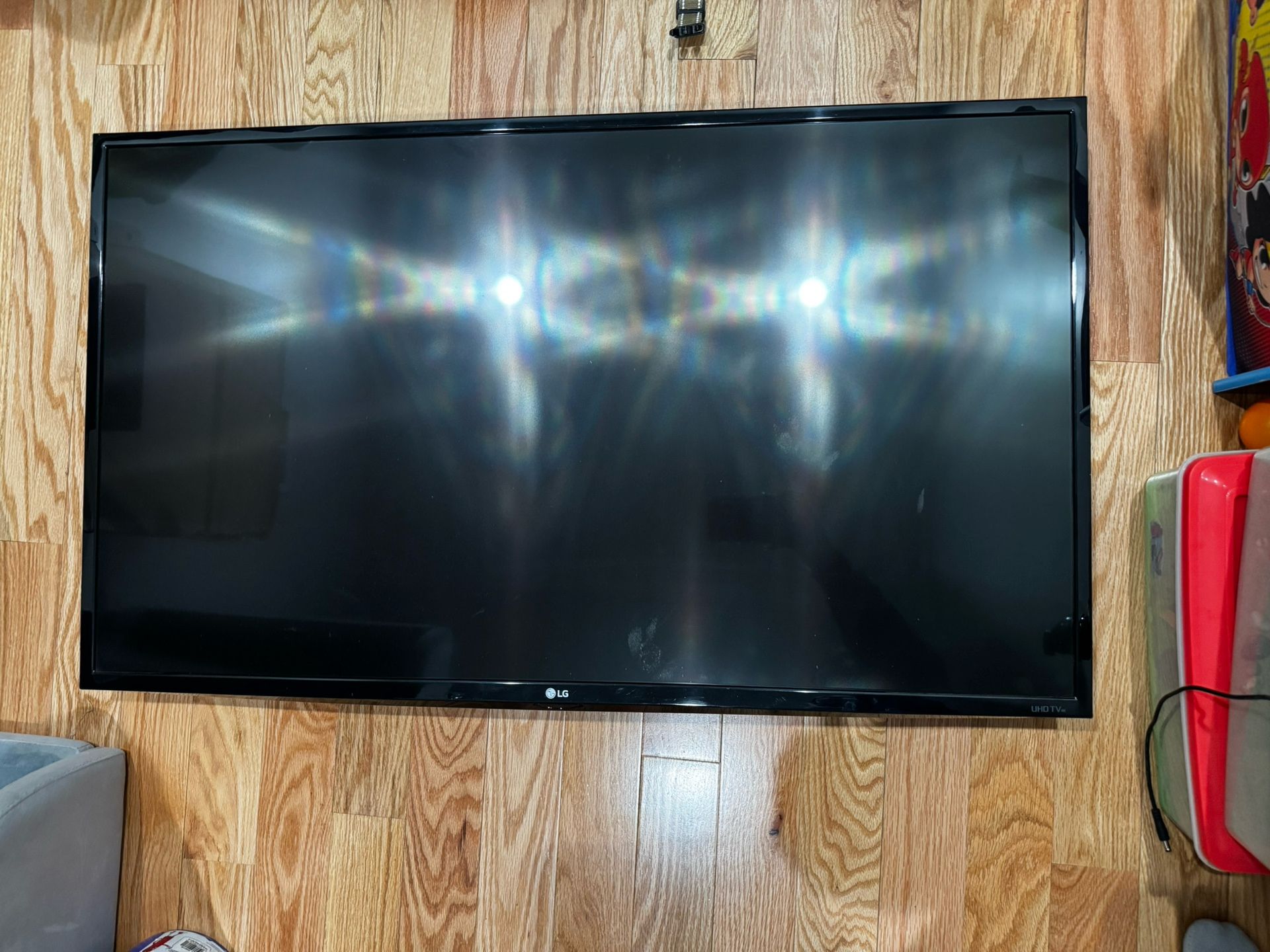 48 inch LG Smart TV (with bracket and LED lights)