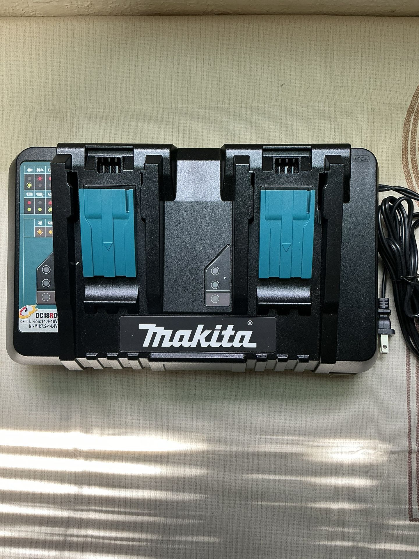 Makita. 18V Lithium-Ion Dual Port Rapid Optimum Charger. DC18RD.