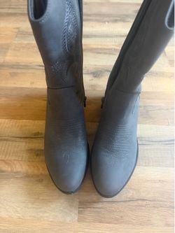 Size 7 grey cow girl boots barley worn