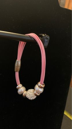Magnetic clasp bracelet