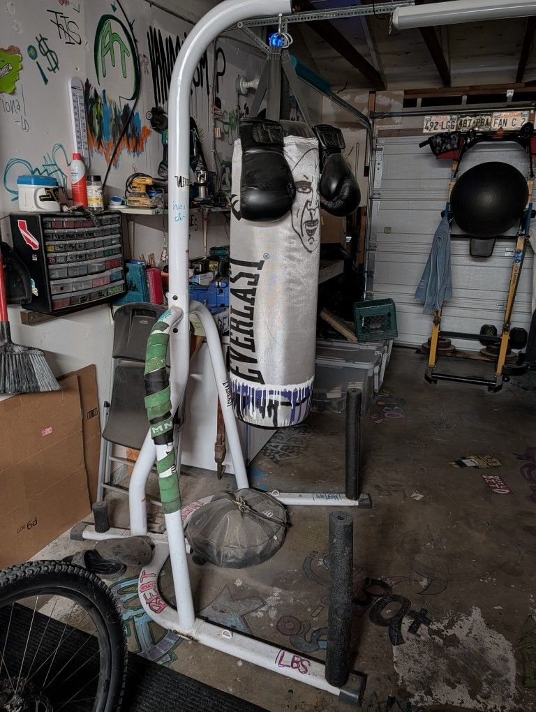 Everlast Punching Bag With Stand! 