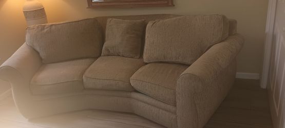NICE HIGHER END BROYHILL CURVED COUCH
