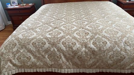 Waterford king comforter set with decorative pillows - excellent condition