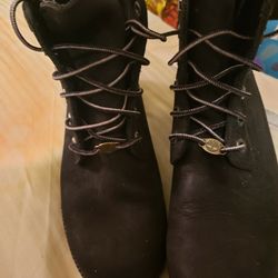 Like new women timberland boots Size 8 and a 1/2 M