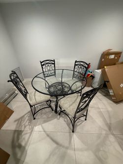 Circular glass dining table 4ft with 4 chairs
