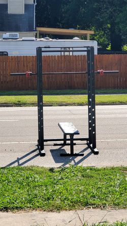 Heavy duty olympic squat power rack cage pullup and olympic Price firm.
Good condition.
Incredibly strong and sturdy.
Includes heavy duty Bar bench!