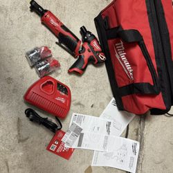 Milwaukee M12 12V Cordless 1/4 in. Hex Screwdriver and 3/8 in. Ratchet  batteries charger tool bag