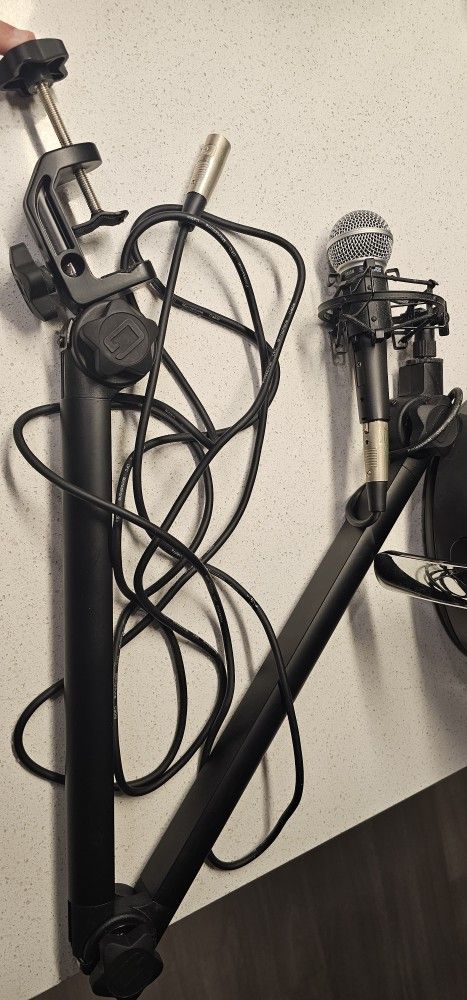 Shure SM58 XLR Microphone & Gator Frameworks Desk Boom Stand