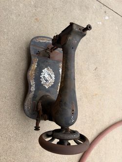 Antique sewing machine for display only, taking best offers$1