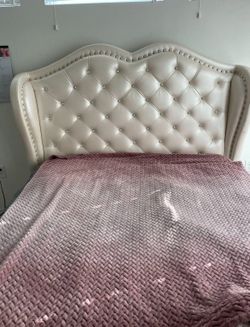 Queen Bedframe
