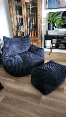 Bean bag chair! New and in box! Black