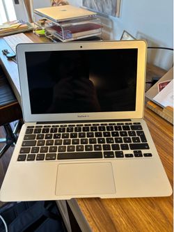 2012 11" Apple MacBook Air w/ German keyboard