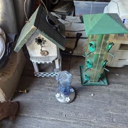 BIRD FEEDERS 
