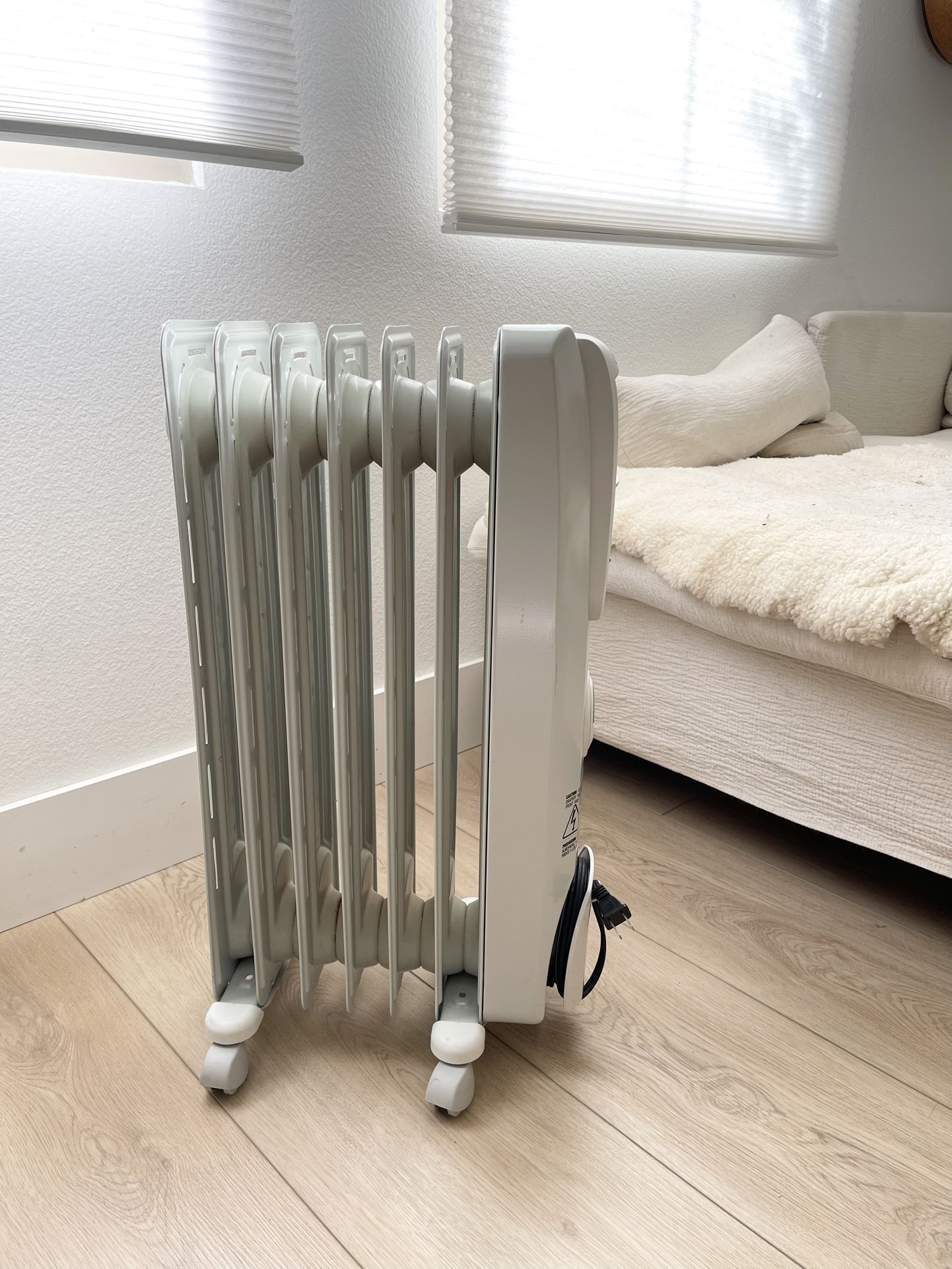 Portable Oil Filled Radiator DeLonghi EW7707CM Safe Heater 1500W