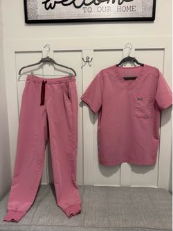 Men’s scrubs set.