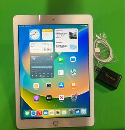 Apple iPad 5th Gen 32GB WiFi 9.7” iPad—Silver complete with lightning cable and Charger