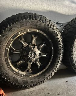 CHEVY! Hercules Terra Trac M/T 35x12.5.R20L + FUEL ASSAULT
