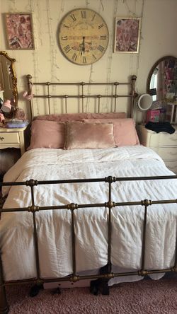 Full headboard and footboard.