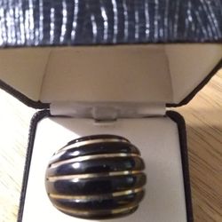 Black Onyx Ring With Gold Stripes .Size 7 🎁🎁🎁