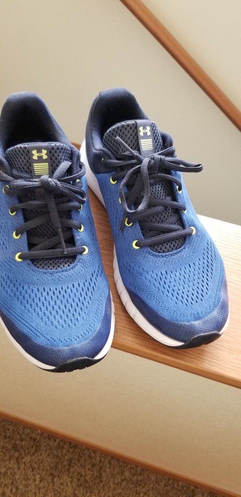 Boys Under Armour Sz 6.5