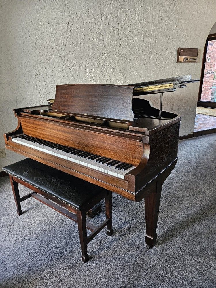 Welt New York baby grand piano. Refurbished