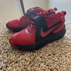 Nike Kids Size 5Y Shoes 