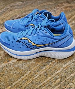 Shoes Size  9.5  Wamen