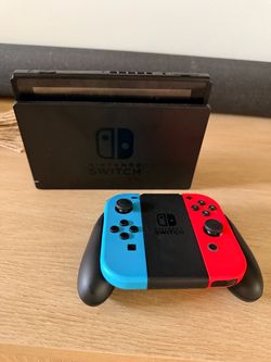 Nintendo Switch + Dock + Joy-Con Grip + 2 Games