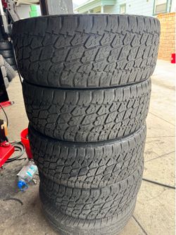 285/45r22  Nitto tires en excelentes condiciones de vida las 4