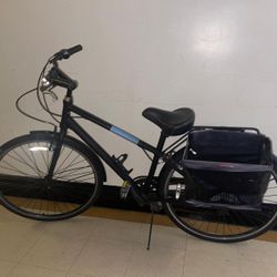 Midnight black. 26-inch retro bike with a steel frame, 7-speed transmission, and a 3-bike rack. A touring bike for men and women, in excellent conditi