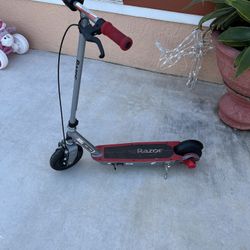 Rechargeable scooter, charger is missing, otherwise in good condition.