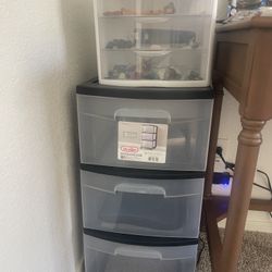 Two drawers sterilite Like New 