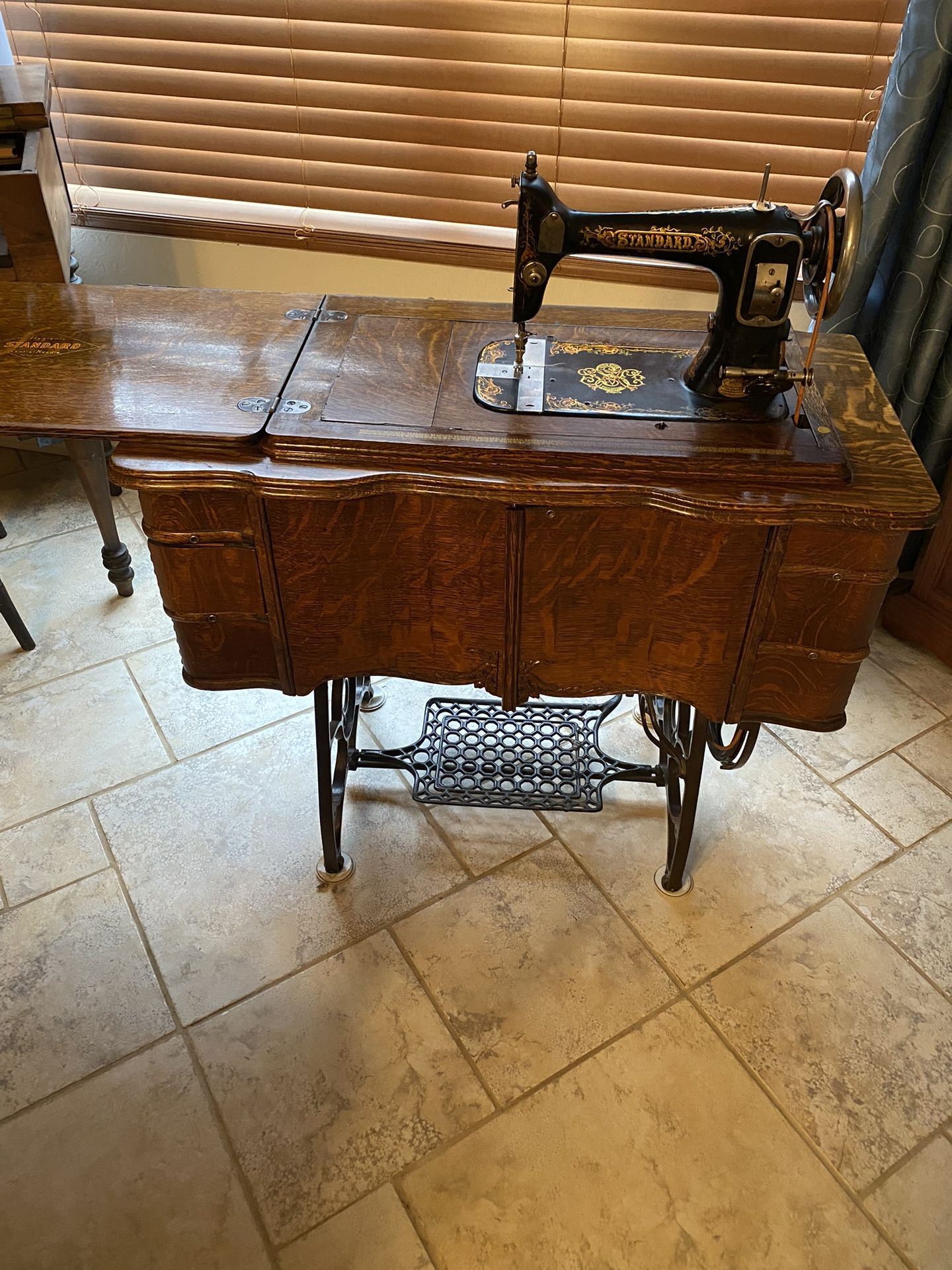 Standard Sewing Machine In Beautiful Caninet