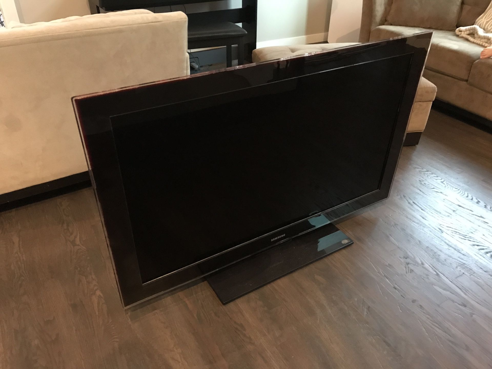 55” LCD Samsung TV with Extendable TV Mount for Wall