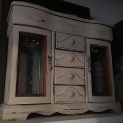 Vintage chic jewelry box