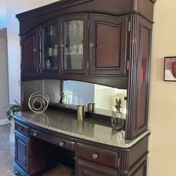 Desk/ China/cabinet