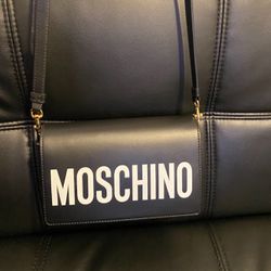 Moschino bag 100% Authentic New !! 