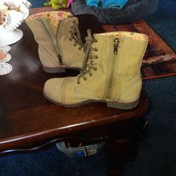 BIG GIRL BOOTS 