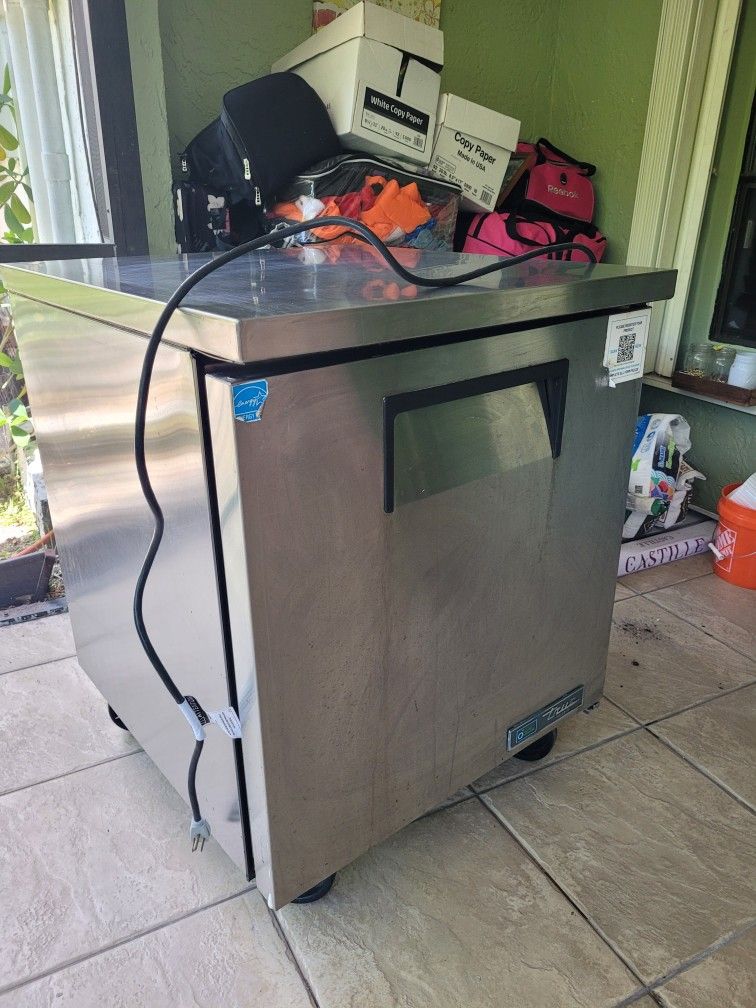 True TUC-27-HC 27" W Undercounter Refrigerator w/ (1) Section & (1) Right Hinge Door, 115v