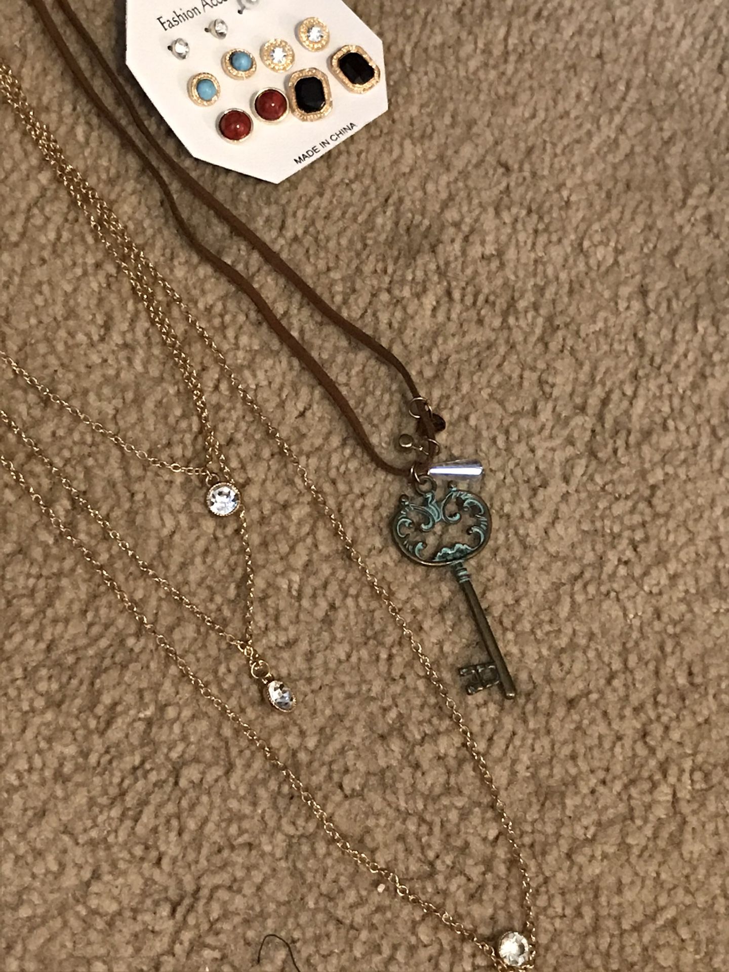 Three piece necklace that, earrings, key necklace and Larry necklace gold color six dollars for all