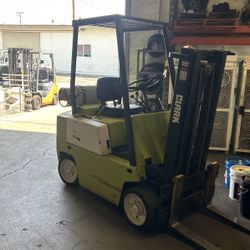 $2500 Forklift 