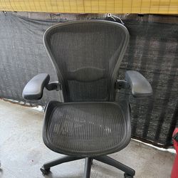 Herman Miller Aeron ( SIZE B ) ( READ DESCRIPTION )