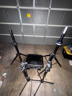 (2) stads mic (2) stands speakers and case shure
