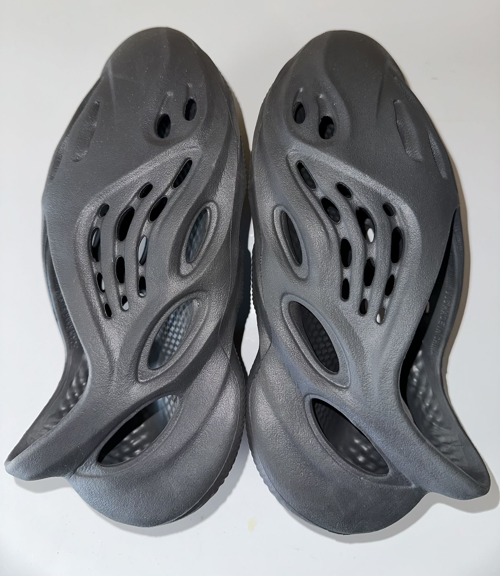 YEEZY FOAM RUNNER ONYX SIZE 9