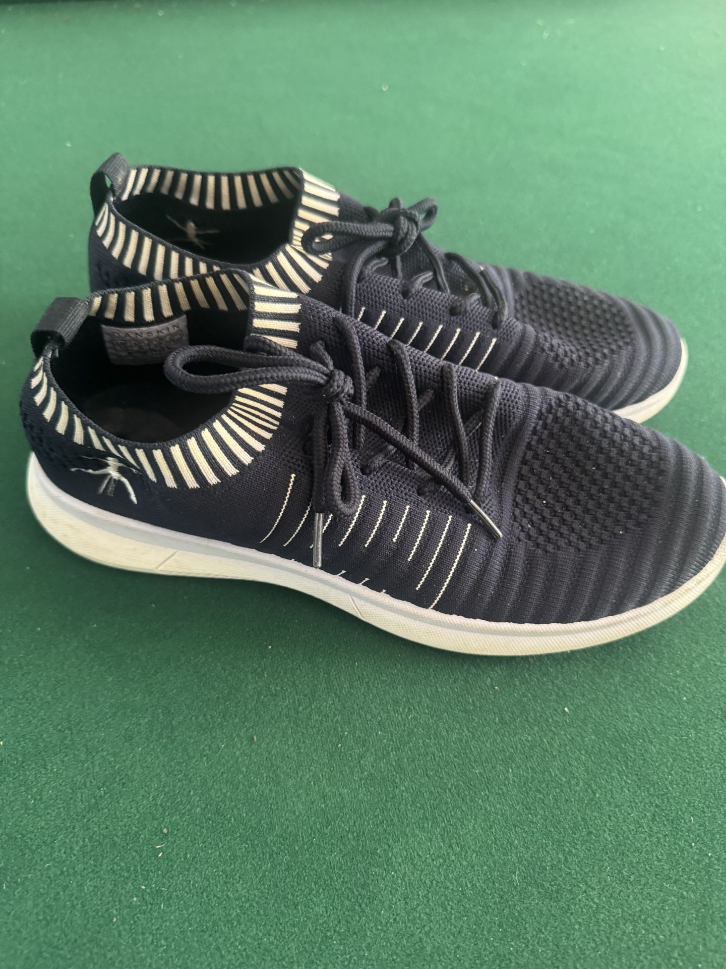 Danskin Women’s Size 10 Knit Running Walking Sneakers Navy White Athletic Shoes