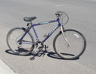 Huffy Summit All Terrain 18-Speed Mountain Bike with 26” Wheels 19” Frame 