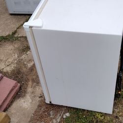 Small portable refrigerator