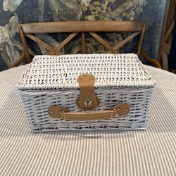 New Picnic Basket With Dishes 