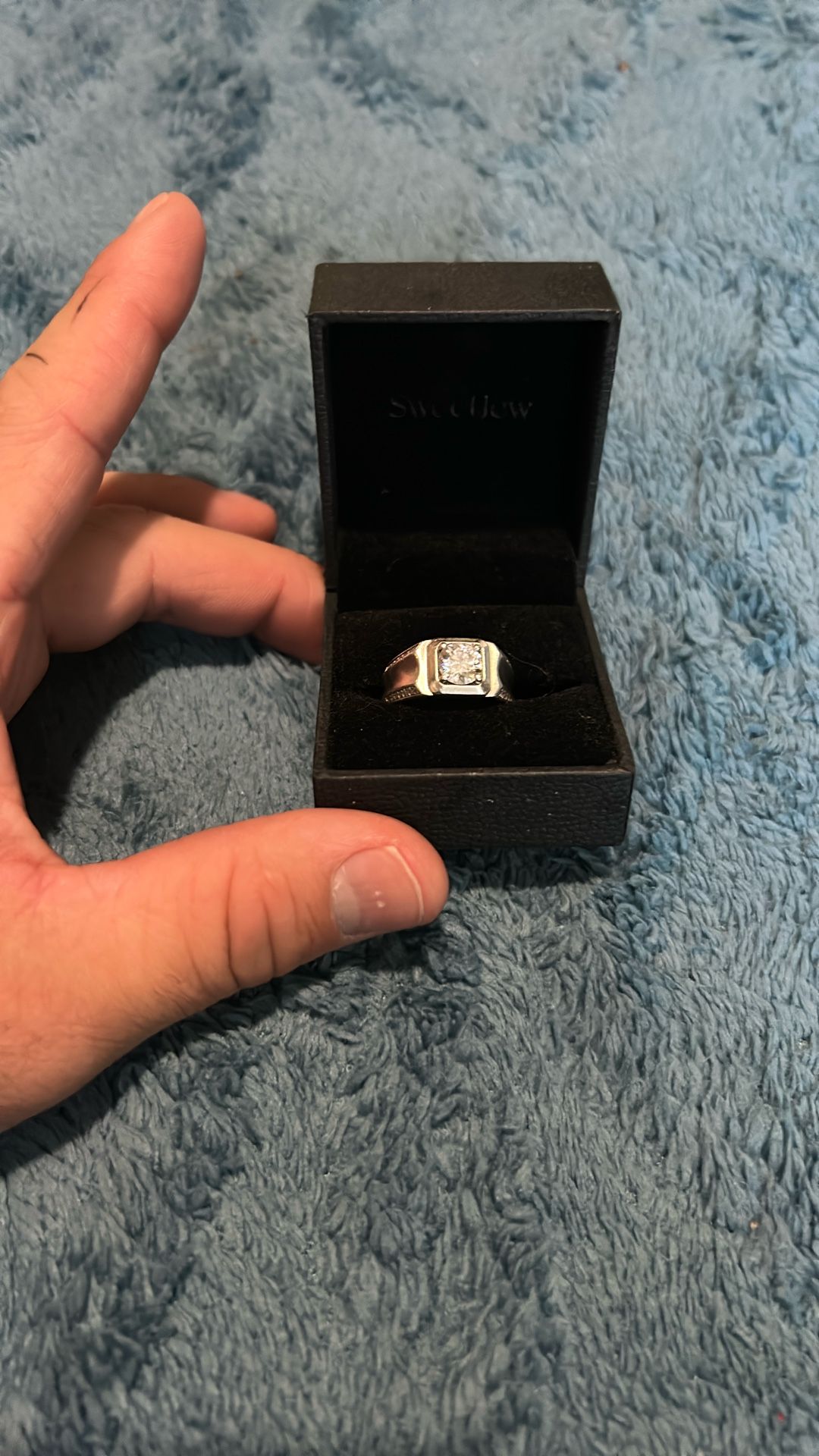 A Beautiful 100% 925MOiSSANITe  Ring